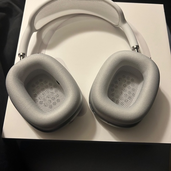 AirPods Max ( Silver) - Picture 2 of 3